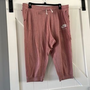 Nike pull on athletic capris 3X with pockets and drawstring electric waistband